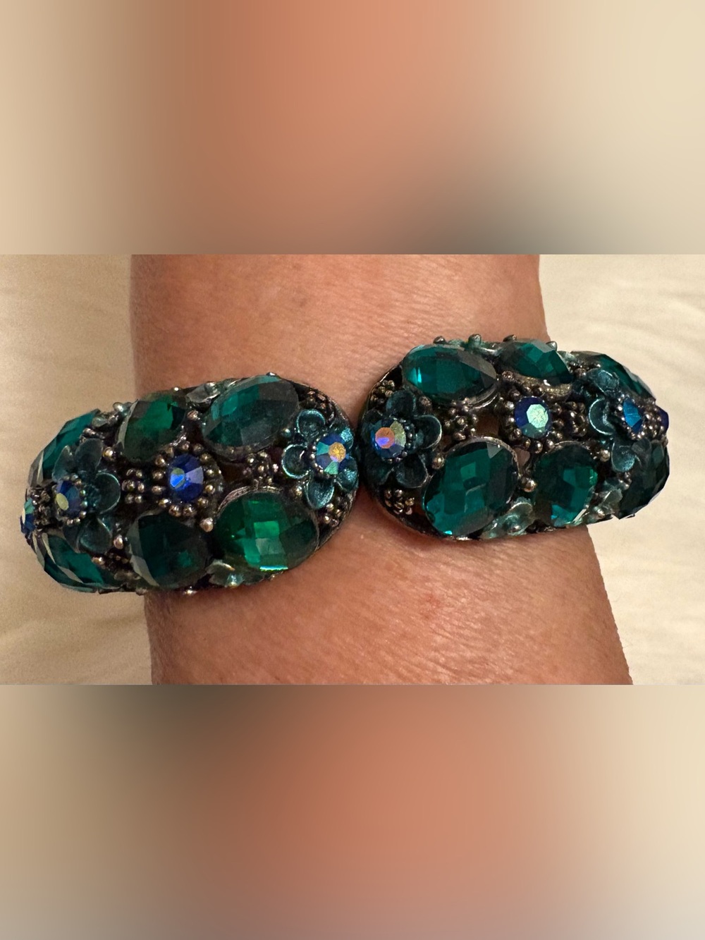 Emerald Green Faceted Rhinestone and Silver-Toned Hinged Intricate Bracelet